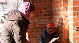 Вносим имена жертвователей на кирпичи