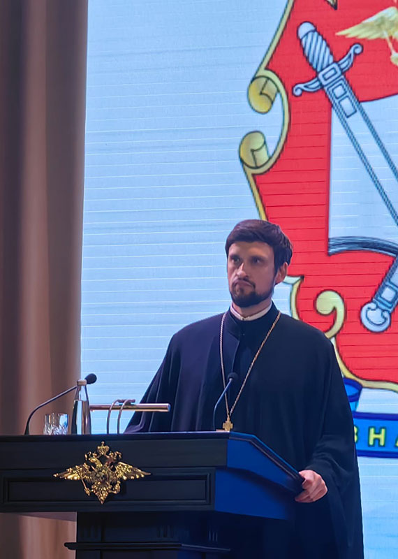 Клирик храма Святых Царственных мучеников Страстотерпцев в Войковском районе г. Москвы иерей Александр Халатов выступил с докладом в Академии Управления МВД России