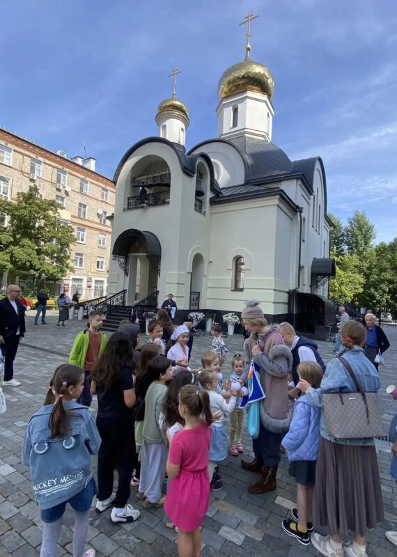 30 августа в Храме Святых Царственных Страстотерпцев в Войковском районе после Божественной Литургии состоялся водосвятный молебен на начало учебного года.