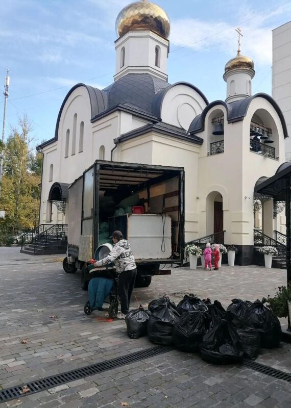 В очередной раз храм Святых Царственных Страстотерпцев передал детские и взрослые вещи (платья, юбки, блузки, футболки, штаны, джинсы, рубашки, шарики, шарфы, куртки) в фонд Добрые вещи для малообеспеченных и многодетных семей.
